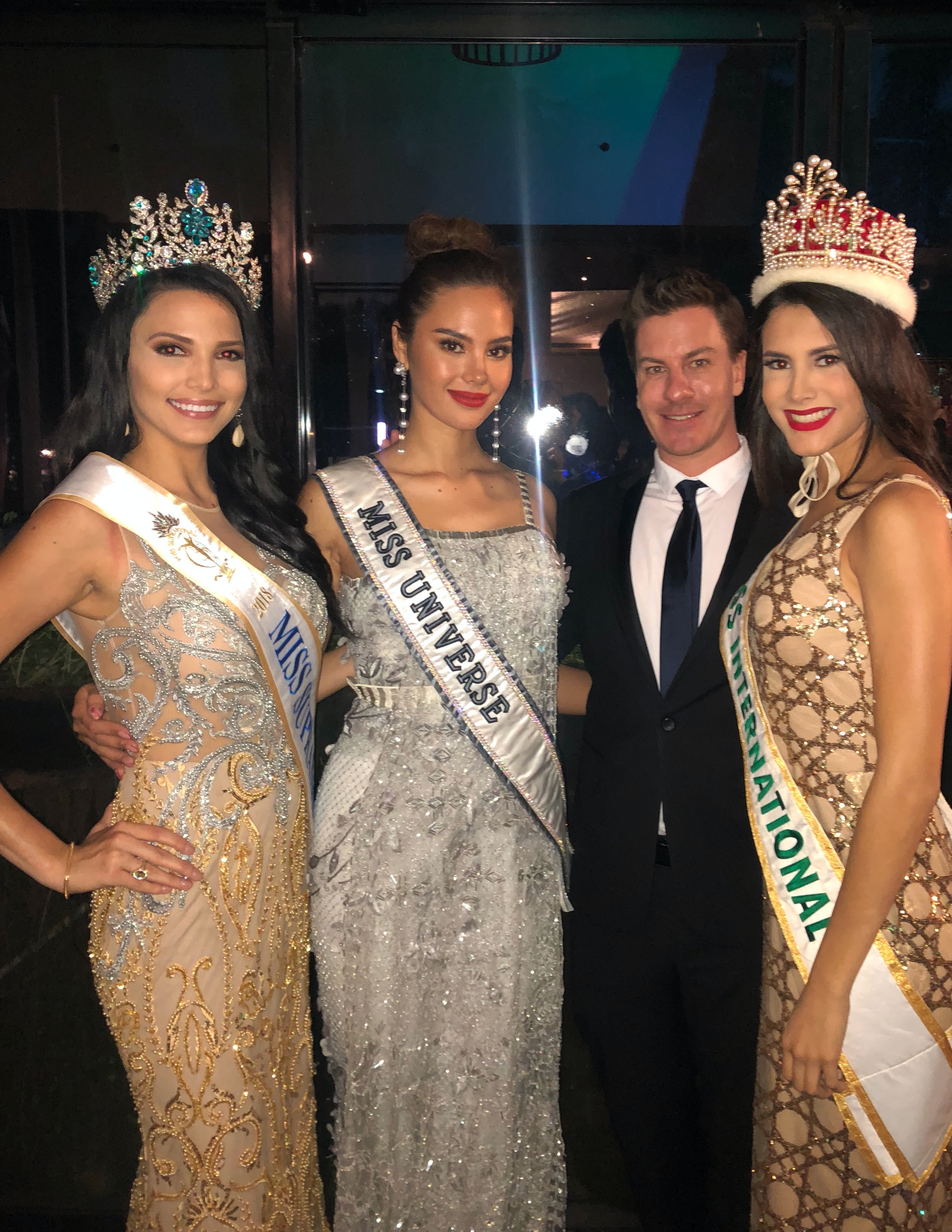 Andre Sleigh with Miss Supranational 2018 from Puerto Rico Valeria Vazquez, Miss Universe 2018 from the Philippines Catriona Gray and Miss International 2018 from Venezuela Mariem Velazco