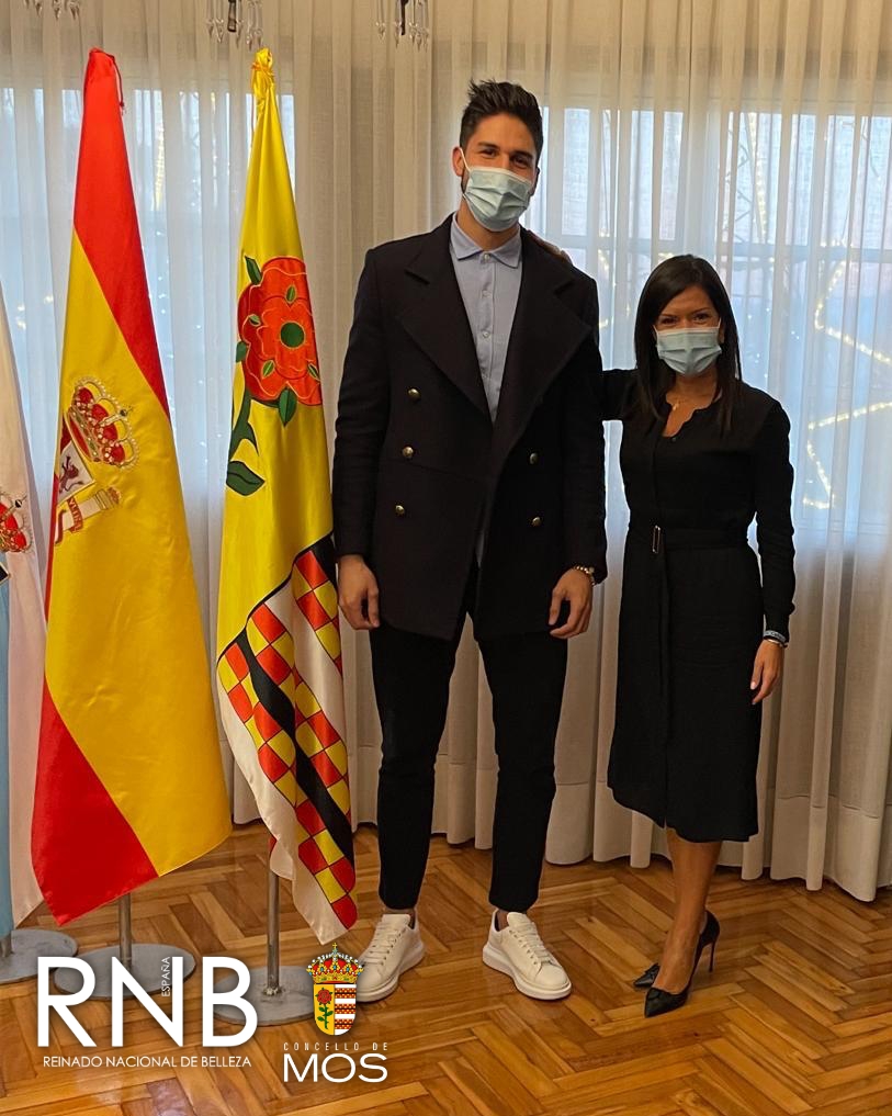 Iván Álvarez, Mister RNB España Pontevedra 2022, es recibido por la Alcaldesa de Mos Nidia Arévalo 1