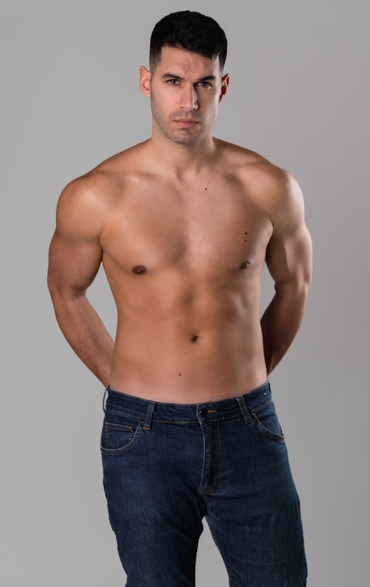 Mister RNB Cadiz 2023 Abraham Riezu Profile Half Body Shot