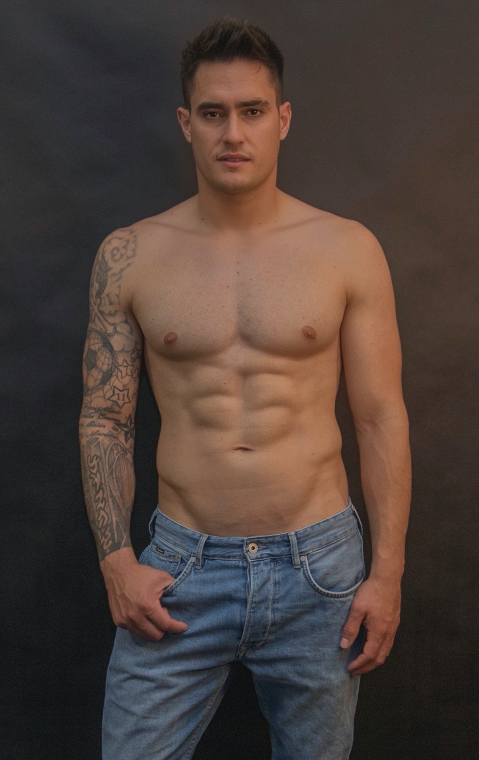 Mister RNB Pontevedra 2023 David Oubiña Profile Half Body Shot