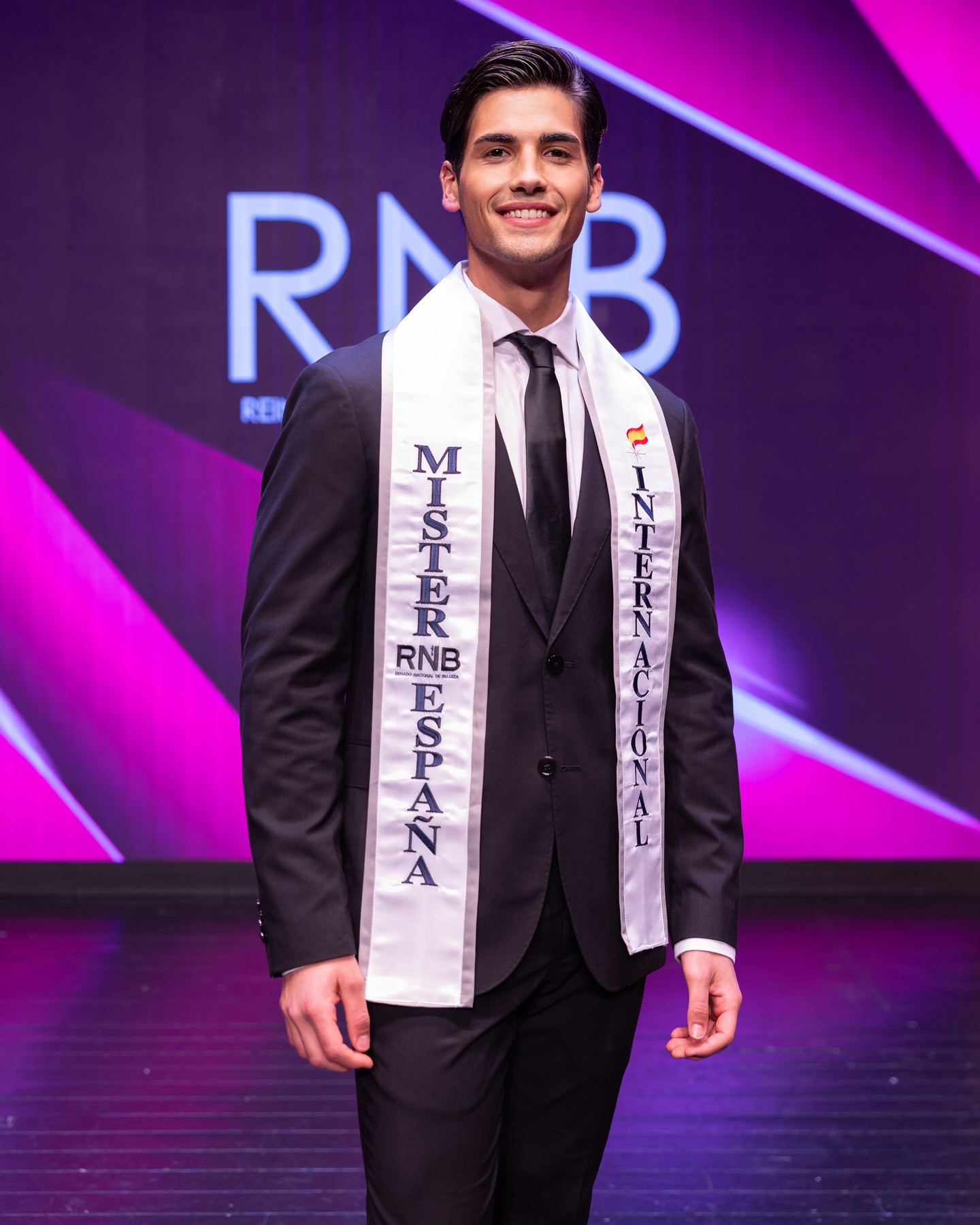 Ricard Lorenzo Mister Tarragona se titula Mister RNB España Internacional 2026 Mister International Spain