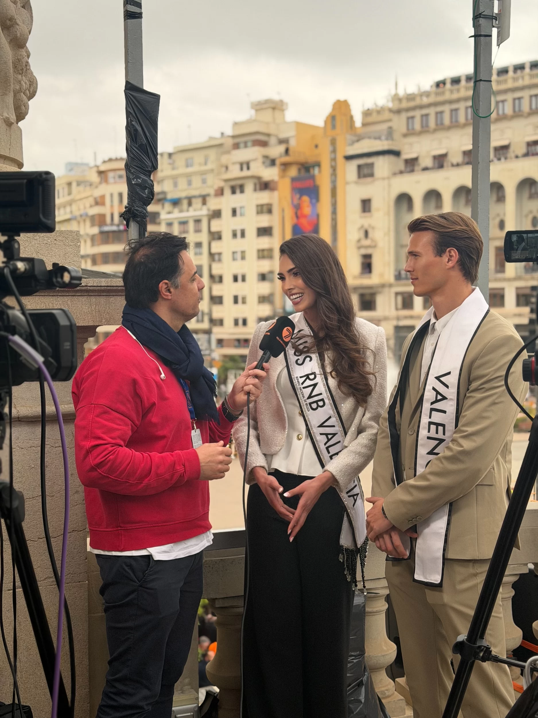 Mascleta Fallas 2026 Miss Mister RNB Valencia 2026 Carlos Salvador Irene Cabrera 11 Ayuntamiento Balcon 7TeleValencia