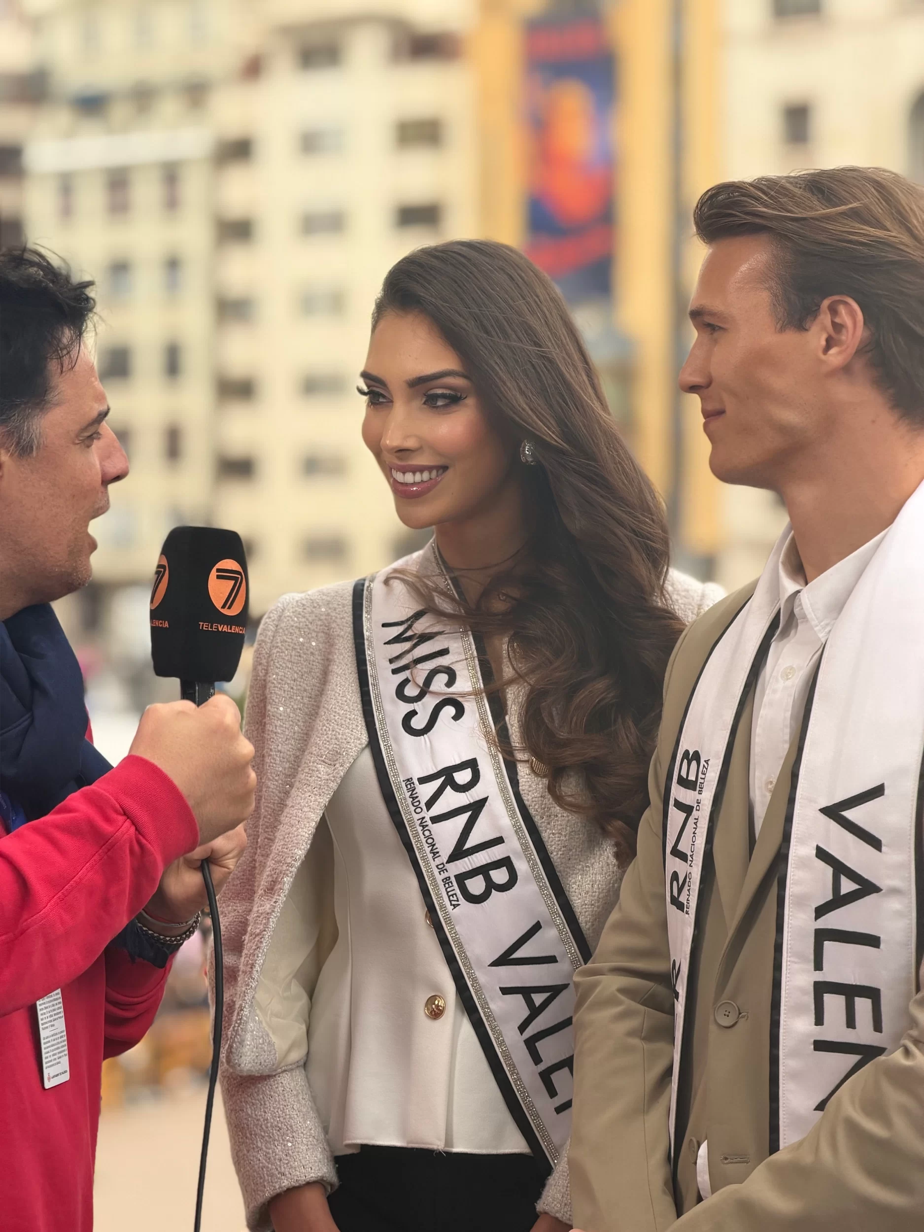 Mascleta Fallas 2026 Miss Mister RNB Valencia 2026 Carlos Salvador Irene Cabrera 12 Ayuntamiento Balcon 7TeleValencia