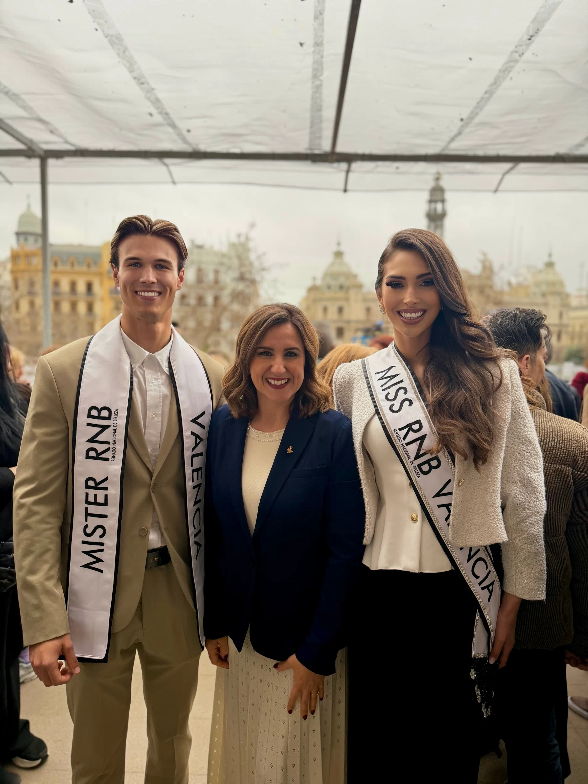 Mascleta Fallas 2026 Miss Mister RNB Valencia 2026 Carlos Salvador Irene Cabrera 2 Ayuntamiento Balcon Alcaldesa Maria Jose Catala