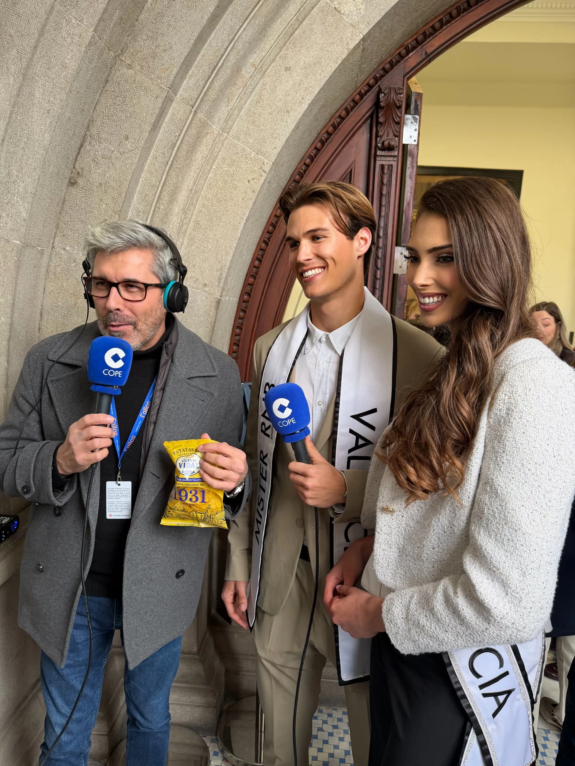 Mascleta Fallas 2026 Miss Mister RNB Valencia 2026 Carlos Salvador Irene Cabrera 6 Ayuntamiento Balcon COPE